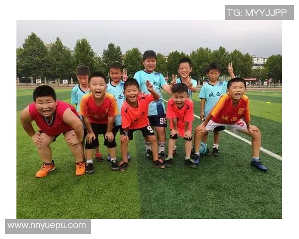 足球明星荣耀时刻捧起奖杯展现无尽激情与梦想成就的精彩瞬间