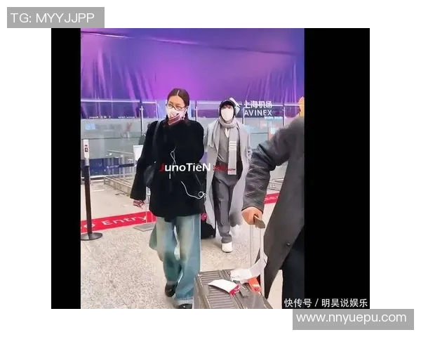 足球明星倾情宠爱女粉丝甜蜜互动引发热议与羡慕